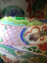 Un grand vase couvert en porcelaine de Chine famille verte &agrave; d&eacute;cor de paysages fluviales, Kangxi