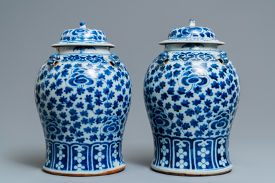 Two pairs of Chinese blue and white vases and covers, 19/20th C.