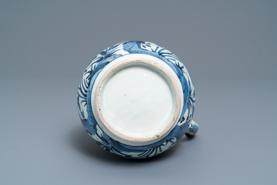 A Japanese blue and white Arita mug with floral design, Edo, 17/18th C.