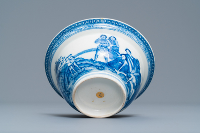 Een Chinese blauw-witte kom met een ongewoon decor met slaven, Qianlong