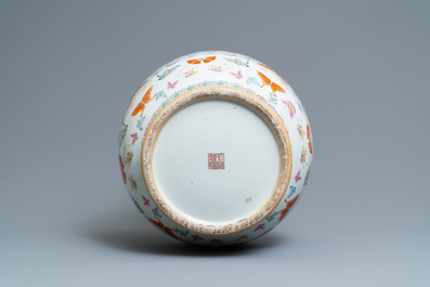 Un vase de forme hu en porcelaine de Chine famille rose &agrave; d&eacute;cor de papillons, marque de Qianlong, 20&egrave;me