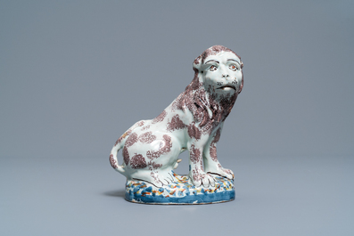 Un mod&egrave;le d'un lion en fa&iuml;ence polychrome de Bruxelles ou Lille, fin du 18&egrave;me