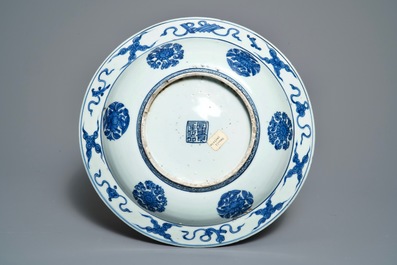 Un plat en porcelaine de Chine bleu et blanc &agrave; d&eacute;cor de grues, marque de 'fu gui jia qi', Jiajing