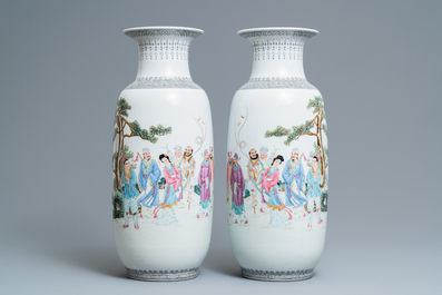 Deux paires de vases en porcelaine de Chine famille rose, marques de Qianlong, R&eacute;publique