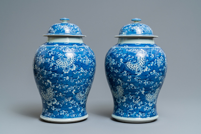 Two pairs of Chinese blue and white vases and covers, 19/20th C.