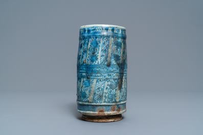 Un vase de forme cylindrique en c&eacute;ramique islamique en bleu et blanc, Syrie ou Iran, 19&egrave;me