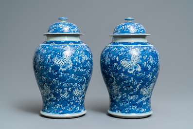 Two pairs of Chinese blue and white vases and covers, 19/20th C.