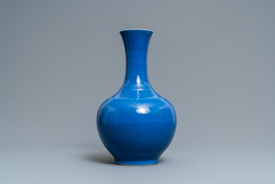 Een Chinese flesvormige monochrome poederblauwe vaas, Guangxu merk en periode