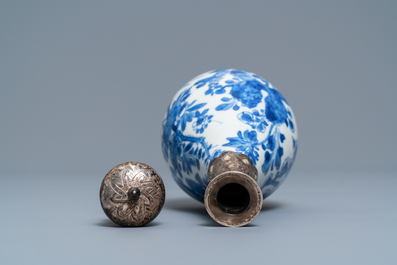 Un vase en porcelaine de Chine en bleu et blanc &agrave; monture en argent, Kangxi