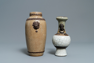 Deux vases, un bol et un plat en porcelaine de Chine craquel&eacute; de type ge, 18/19&egrave;me