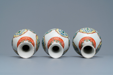 Trois vases de forme bouteille en porcelaine de Chine famille verte, Kangxi