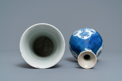 Un vase de forme bouteille en porcelaine de Chine bleu poudr&eacute; et un en bleu et blanc, Kangxi