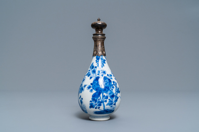 Un vase en porcelaine de Chine en bleu et blanc &agrave; monture en argent, Kangxi