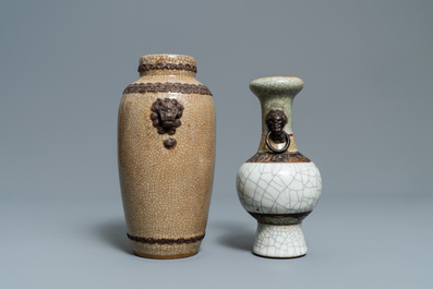 Deux vases, un bol et un plat en porcelaine de Chine craquel&eacute; de type ge, 18/19&egrave;me
