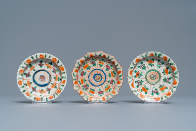 A Chinese famille rose teapot, a covered bowl and three Bencharong bowls on stand, 19th C.