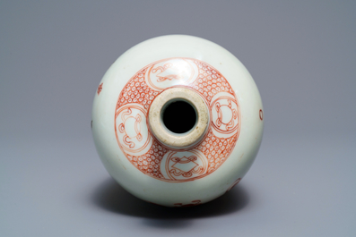 Un vase en porcelaine de Chine famille verte &agrave; d&eacute;cor de Zhong Kui, Kangxi