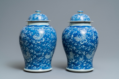 Two pairs of Chinese blue and white vases and covers, 19/20th C.