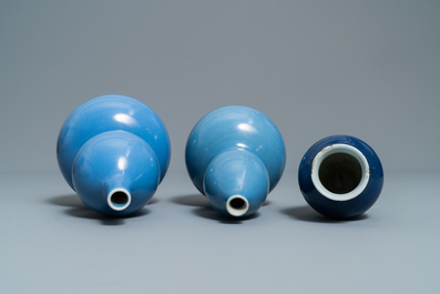 Five Chinese monochrome blue wares, 19/20th C.