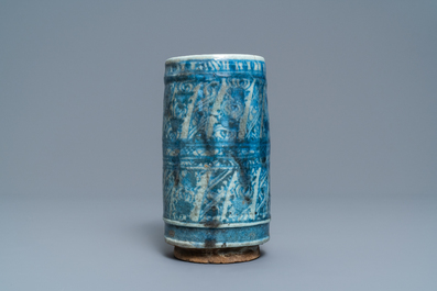 Un vase de forme cylindrique en c&eacute;ramique islamique en bleu et blanc, Syrie ou Iran, 19&egrave;me