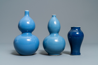 Five Chinese monochrome blue wares, 19/20th C.