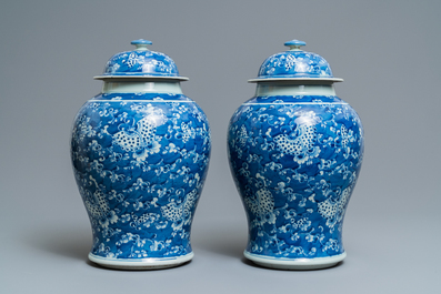 Two pairs of Chinese blue and white vases and covers, 19/20th C.