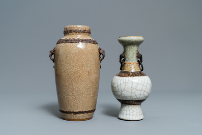 Deux vases, un bol et un plat en porcelaine de Chine craquel&eacute; de type ge, 18/19&egrave;me