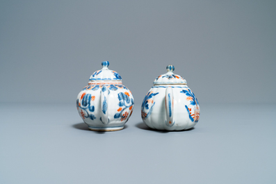 Vier Chinese Imari-stijl theepotten met deksels, Kangxi