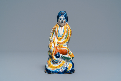 Een polychrome Delftse chinoiserie figuur van de Chinese godin Guanyin, 1e kwart 18e eeuw