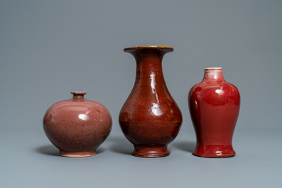 Drie Chinese vazen met langyao en rood flamb&eacute; glazuur, 19/20e eeuw