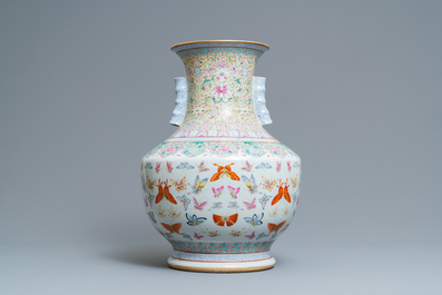 Un vase de forme hu en porcelaine de Chine famille rose &agrave; d&eacute;cor de papillons, marque de Qianlong, 20&egrave;me