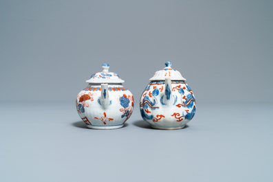 Vier Chinese Imari-stijl theepotten met deksels, Kangxi