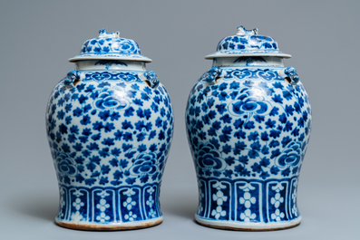 Two pairs of Chinese blue and white vases and covers, 19/20th C.