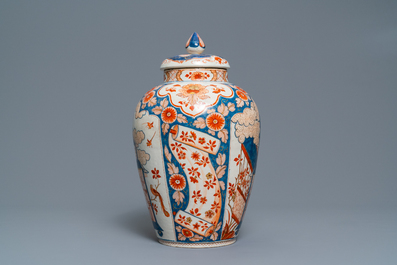 A Dutch Delft dor&eacute; Imari-style chinoiserie vase and cover, 1st quarter 18th C.