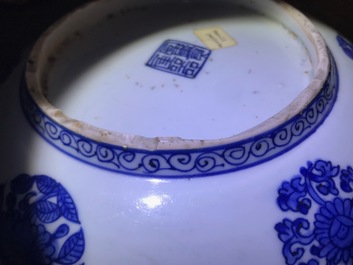 Un plat en porcelaine de Chine bleu et blanc &agrave; d&eacute;cor de grues, marque de 'fu gui jia qi', Jiajing