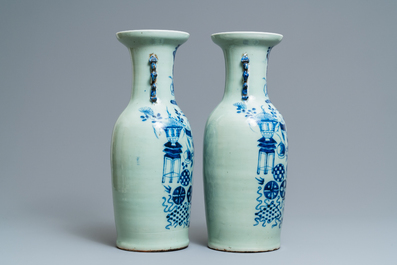 Quatre vases en porcelaine de Chine en bleu et blanc sur fond c&eacute;ladon, 19&egrave;me