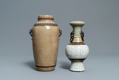 Deux vases, un bol et un plat en porcelaine de Chine craquel&eacute; de type ge, 18/19&egrave;me