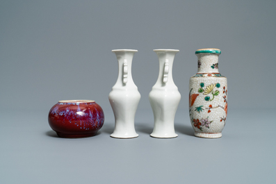 Huit petits vases et un lave-pinceaux en porcelaine de Chine, Kangxi et apr&egrave;s