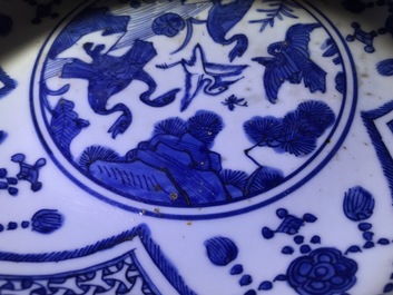 Un plat en porcelaine de Chine bleu et blanc &agrave; d&eacute;cor de grues, marque de 'fu gui jia qi', Jiajing