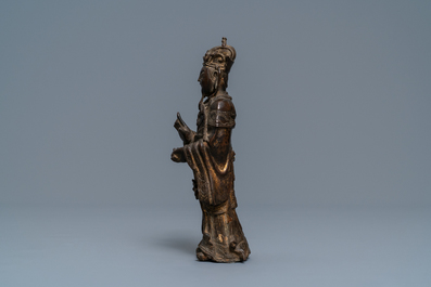 Een Chinese bronzen figuur van een hoogwaardigheidsbekleder, Ming