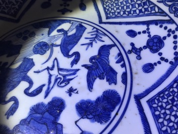 Een Chinese blauw-witte schotel met kraanvogels, 'fu gui jia qi' mark, Jiajing