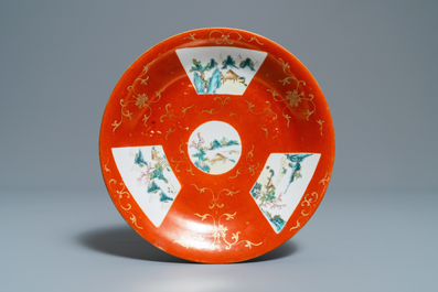 Quatre plats en porcelaine de Chine famille rose &agrave; fond rouge de corail, marques de Qianlong, 19&egrave;me