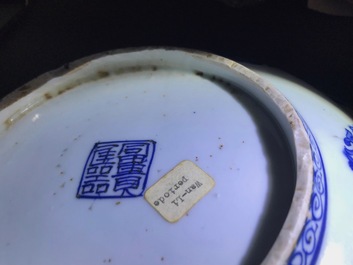 Un plat en porcelaine de Chine bleu et blanc &agrave; d&eacute;cor de grues, marque de 'fu gui jia qi', Jiajing