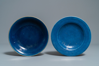 Two Chinese monochrome blue vases and three dishes, 19/20th C.