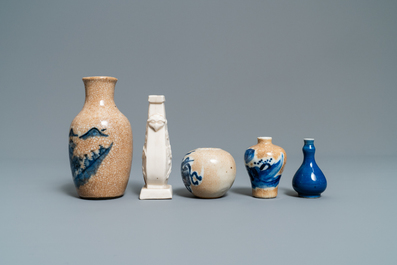 Huit petits vases et un lave-pinceaux en porcelaine de Chine, Kangxi et apr&egrave;s