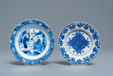 Twee kleine Chinese blauw-witte bordjes en een kraaienkom, Wanli en Kangxi