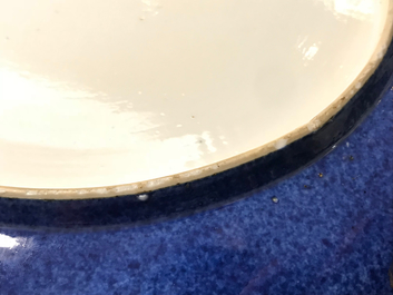 Un plat en porcelaine de Chine bleu poudr&eacute; et dor&eacute; &agrave; d&eacute;cor floral, Kangxi