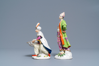 Twee polychrome ori&euml;ntalistische porseleinen figuren, Meissen en Samson, 18/19e eeuw