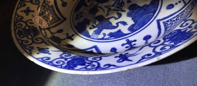 Un plat en porcelaine de Chine bleu et blanc &agrave; d&eacute;cor de grues, marque de 'fu gui jia qi', Jiajing