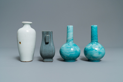 Onze petits vases en porcelaine de Chine monochrome et verre de P&eacute;kin, Kangxi et apr&egrave;s