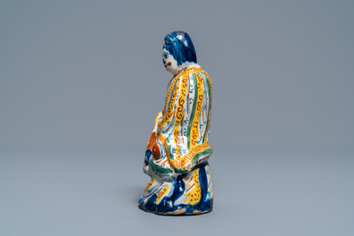 Une figure de la d&eacute;esse chinoise Guanyin en fa&iuml;ence de Delft polychrome, 1er quart du 18&egrave;me